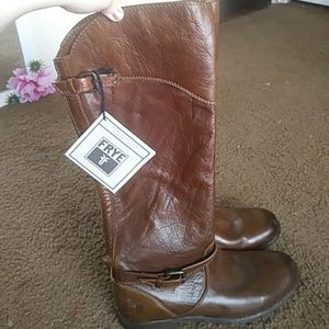 BRAND NEW* Frye boots